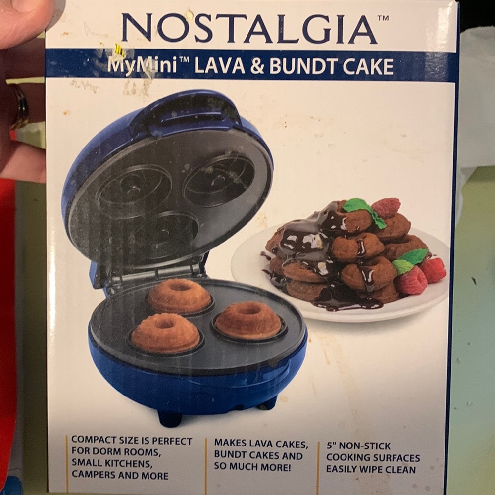 Mini Bundt cake maker
